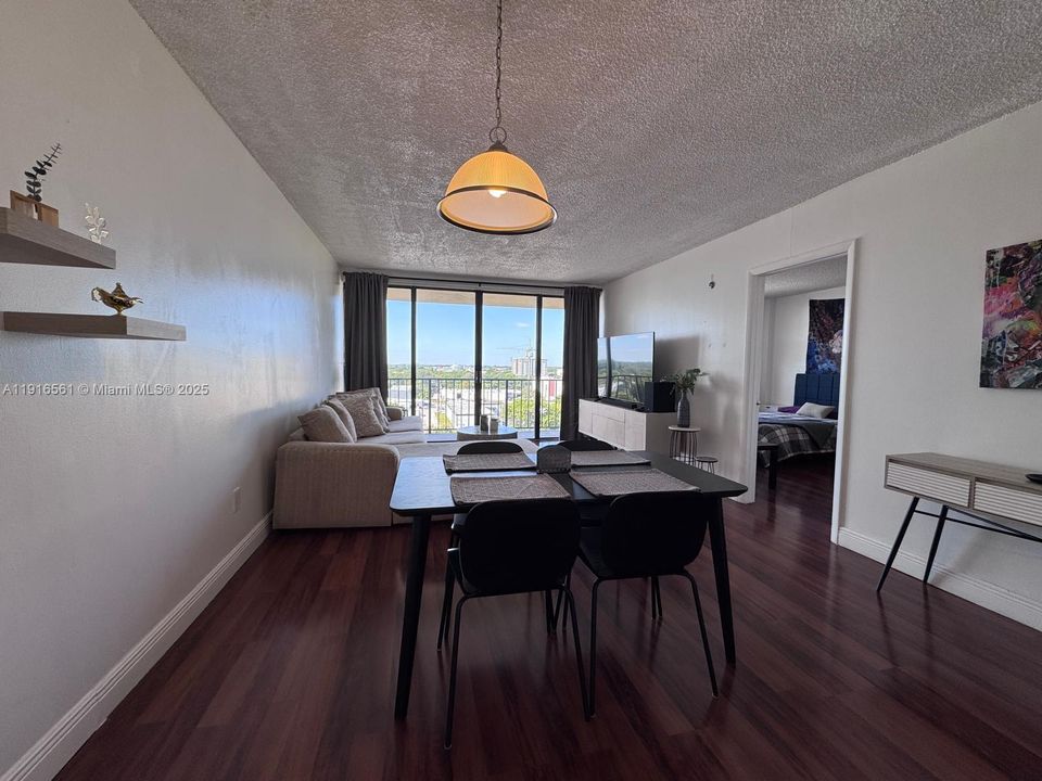 待售: $195,000 (1 贝兹, 1 浴室, 782 平方英尺)