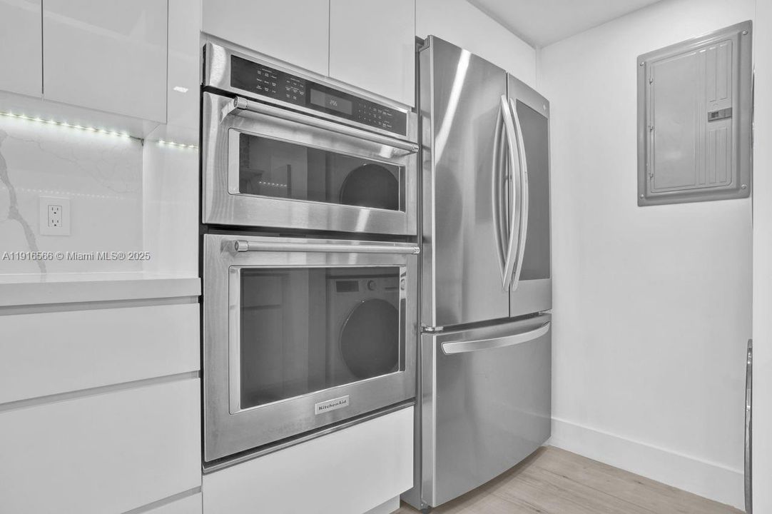For Sale: $835,000 (1 beds, 1 baths, 740 Square Feet)