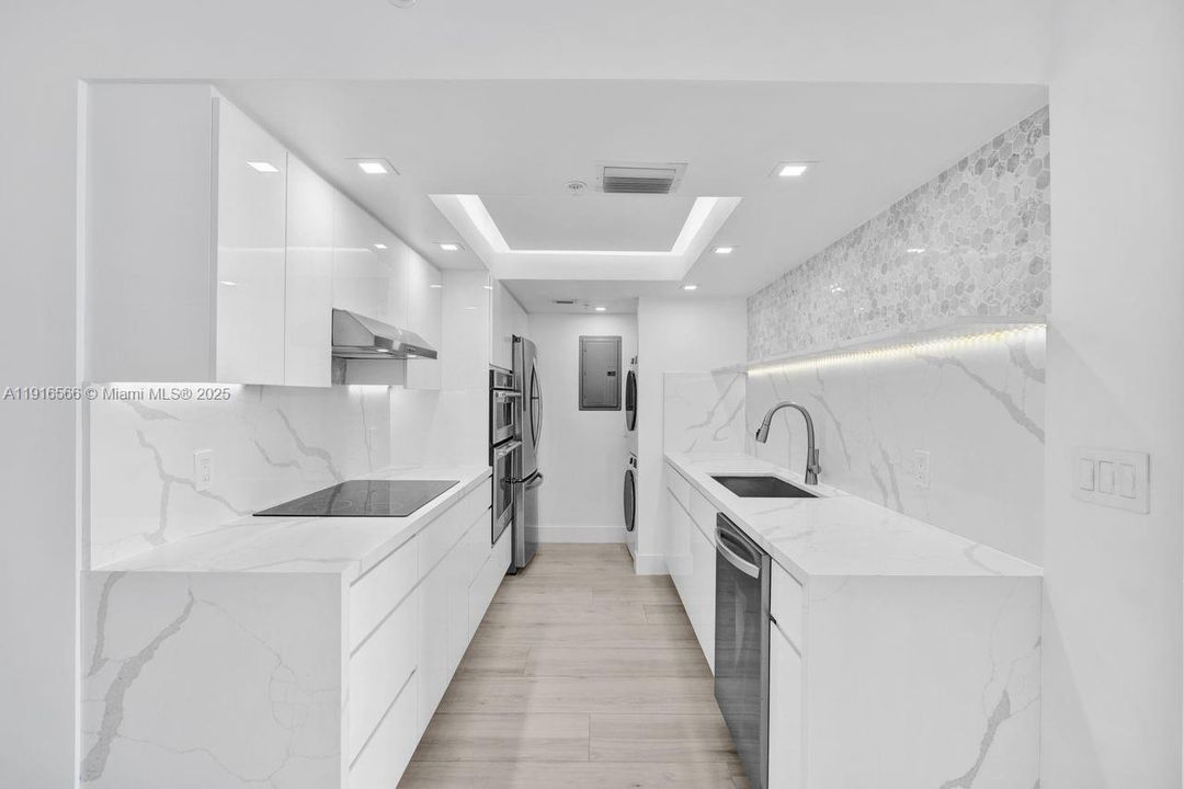 For Sale: $835,000 (1 beds, 1 baths, 740 Square Feet)