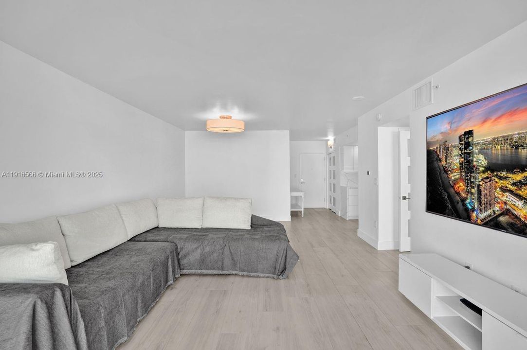 For Sale: $835,000 (1 beds, 1 baths, 740 Square Feet)