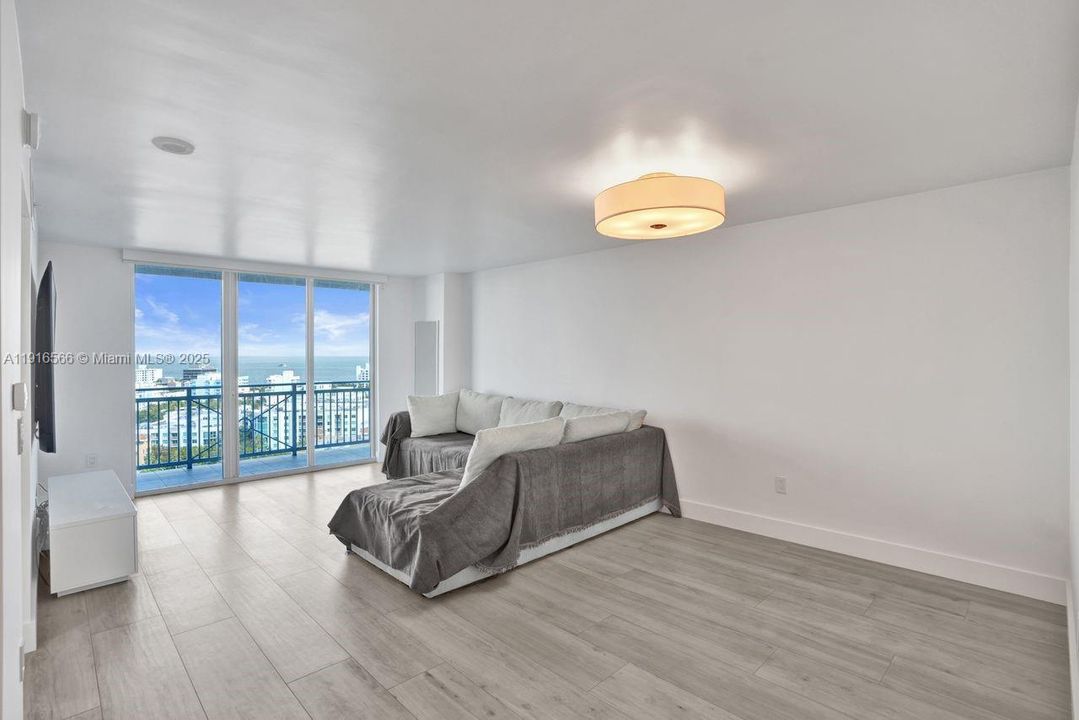 For Sale: $835,000 (1 beds, 1 baths, 740 Square Feet)
