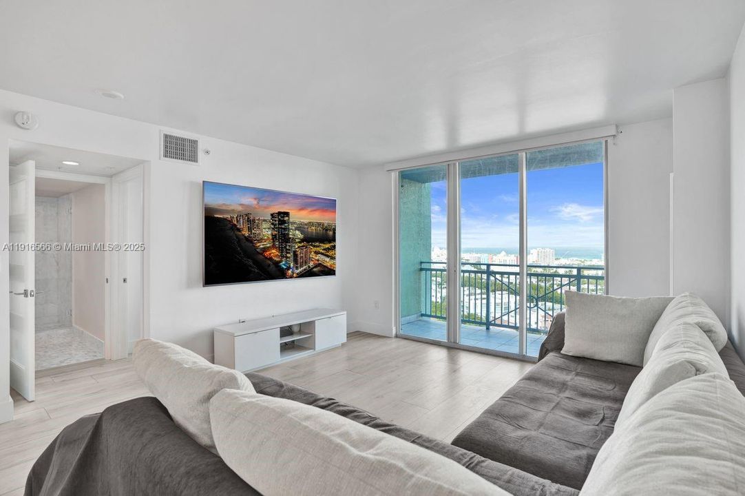 For Sale: $835,000 (1 beds, 1 baths, 740 Square Feet)