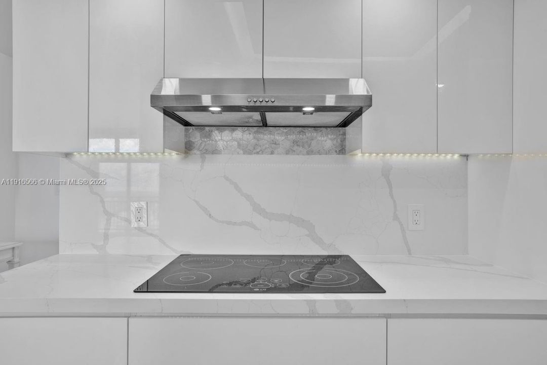 For Sale: $835,000 (1 beds, 1 baths, 740 Square Feet)