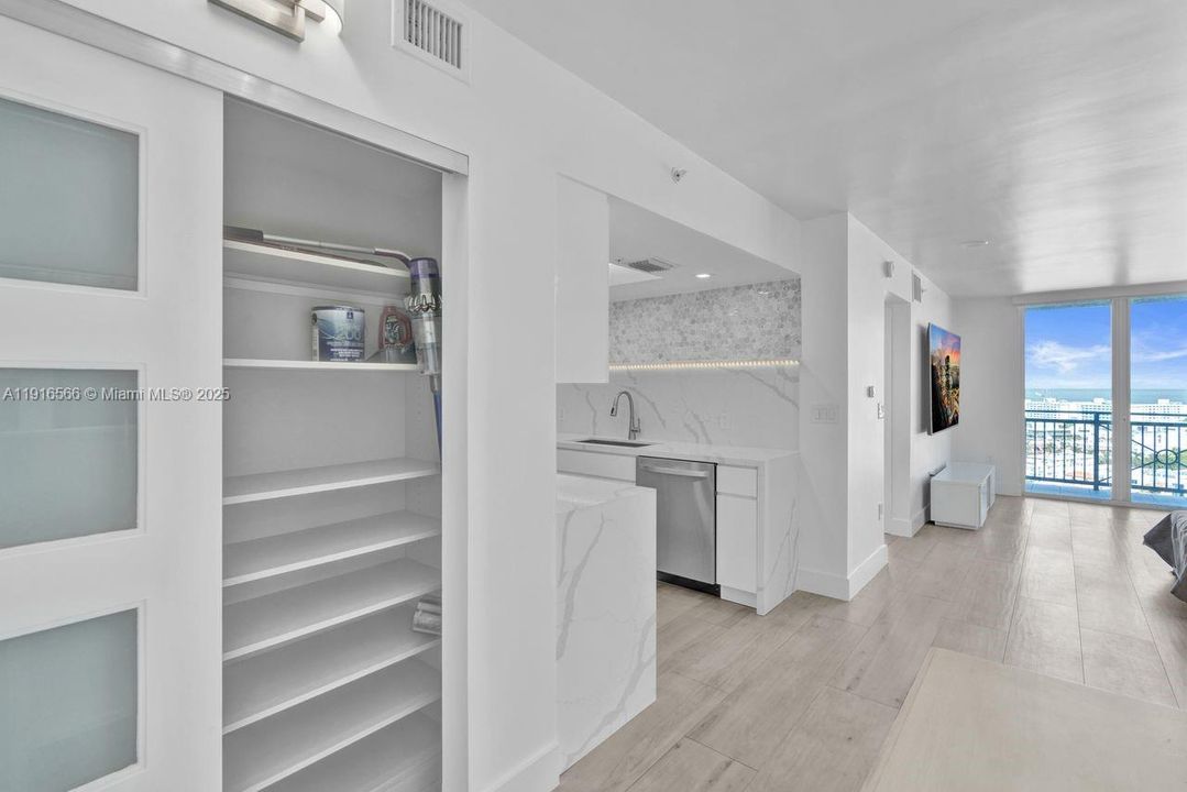 For Sale: $835,000 (1 beds, 1 baths, 740 Square Feet)