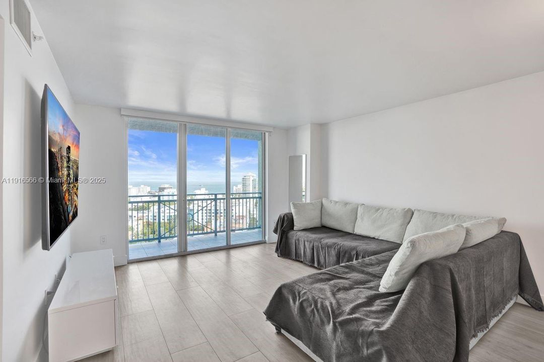 For Sale: $835,000 (1 beds, 1 baths, 740 Square Feet)