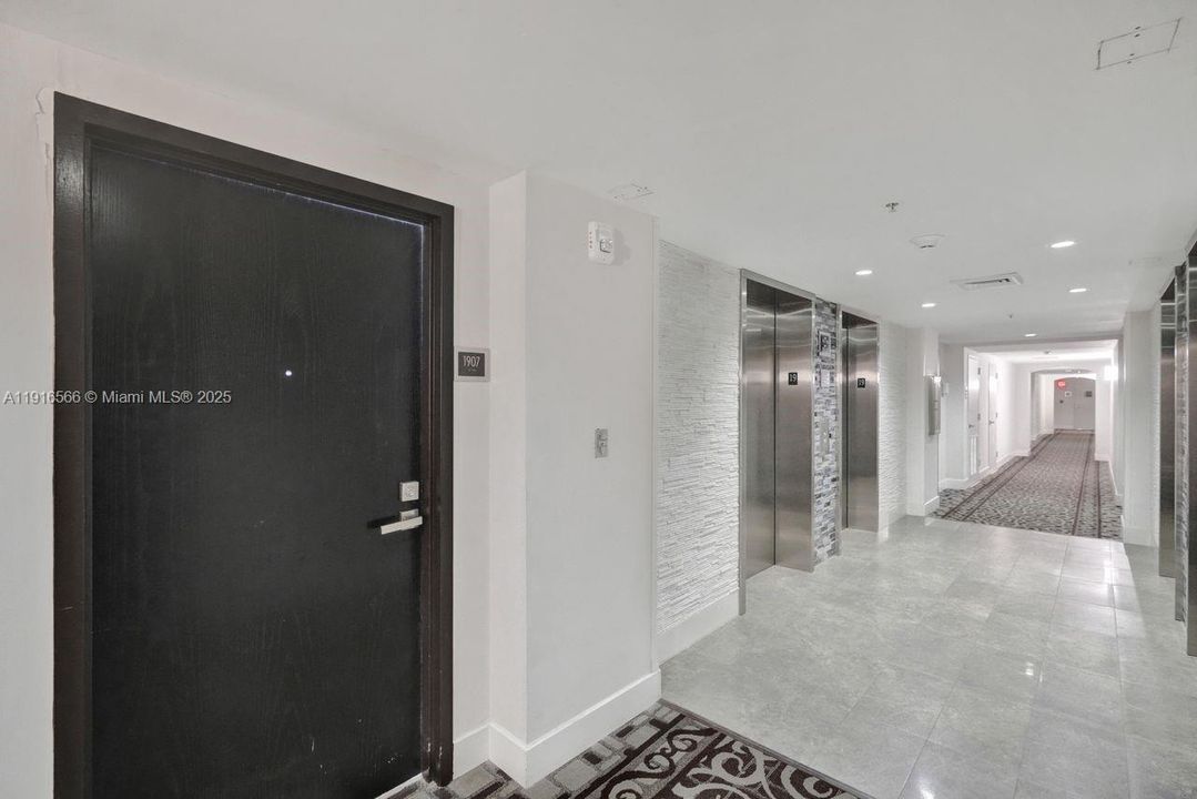For Sale: $835,000 (1 beds, 1 baths, 740 Square Feet)