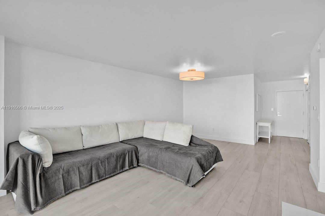 For Sale: $835,000 (1 beds, 1 baths, 740 Square Feet)