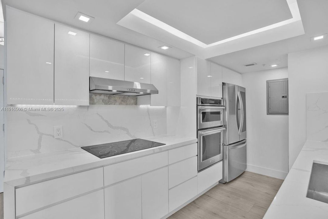 For Sale: $835,000 (1 beds, 1 baths, 740 Square Feet)