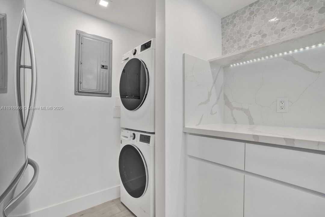 For Sale: $835,000 (1 beds, 1 baths, 740 Square Feet)