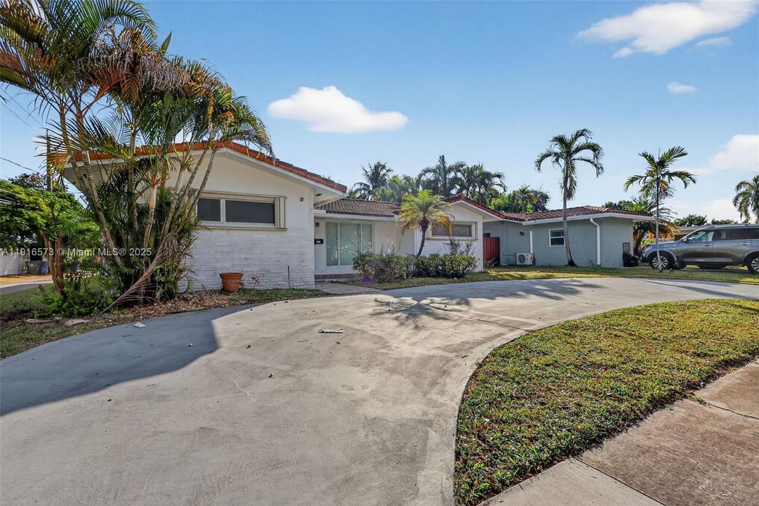 Active With Contract: $546,000 (3 beds, 2 baths, 1585 Square Feet)