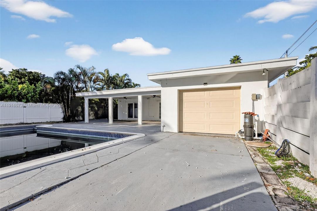 Active With Contract: $546,000 (3 beds, 2 baths, 1585 Square Feet)