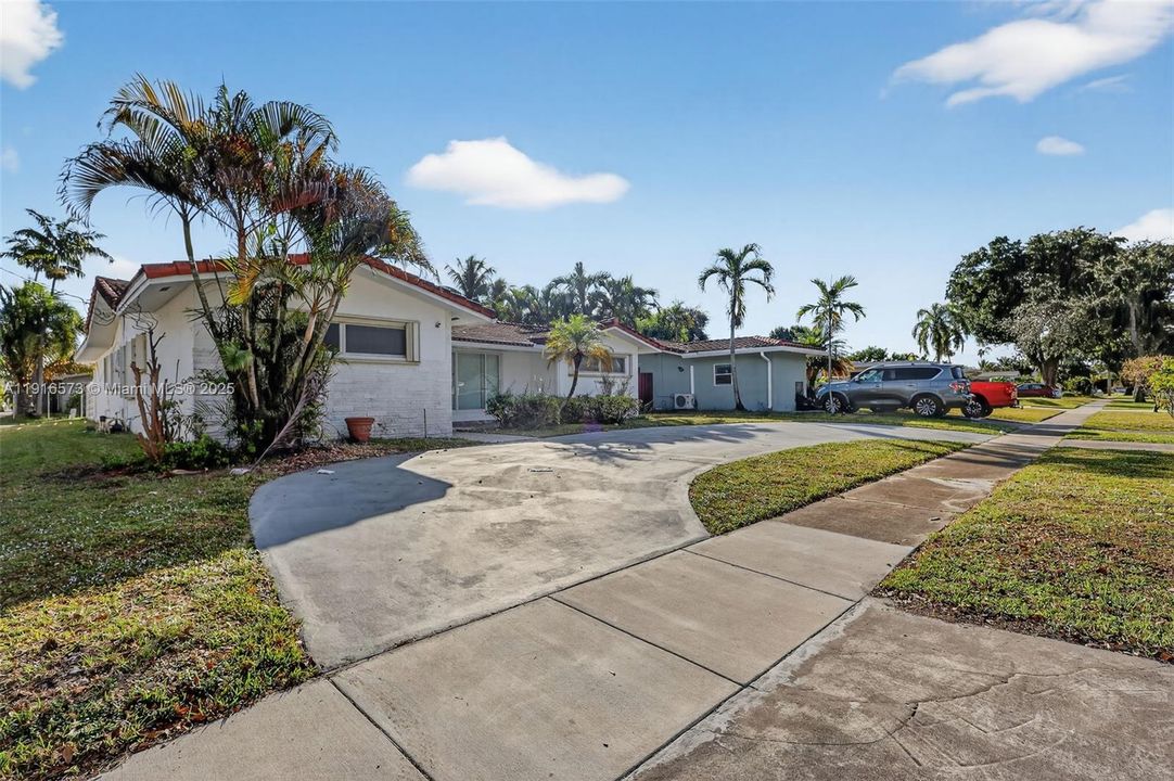 Active With Contract: $546,000 (3 beds, 2 baths, 1585 Square Feet)