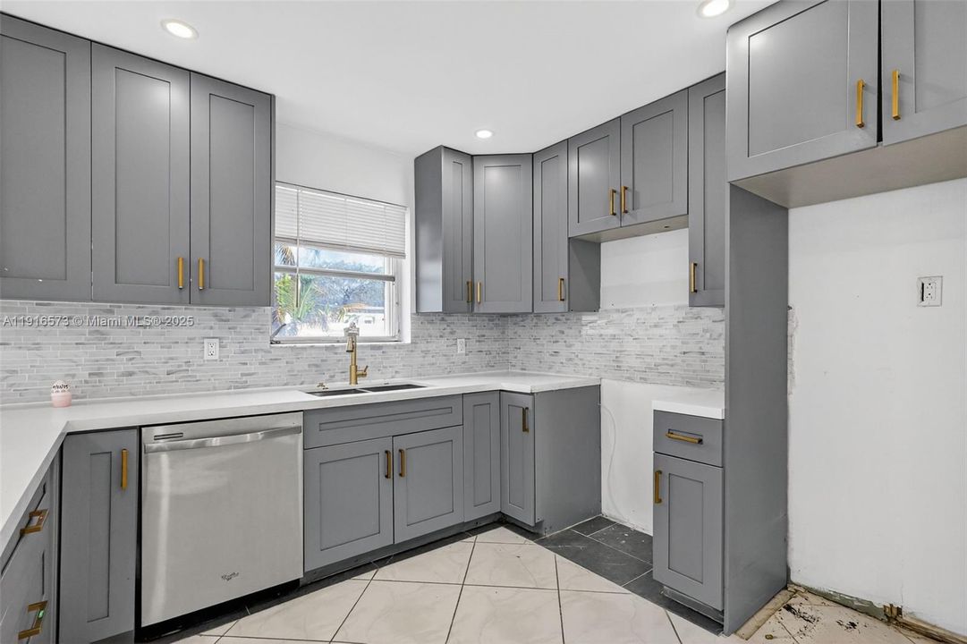 Active With Contract: $546,000 (3 beds, 2 baths, 1585 Square Feet)