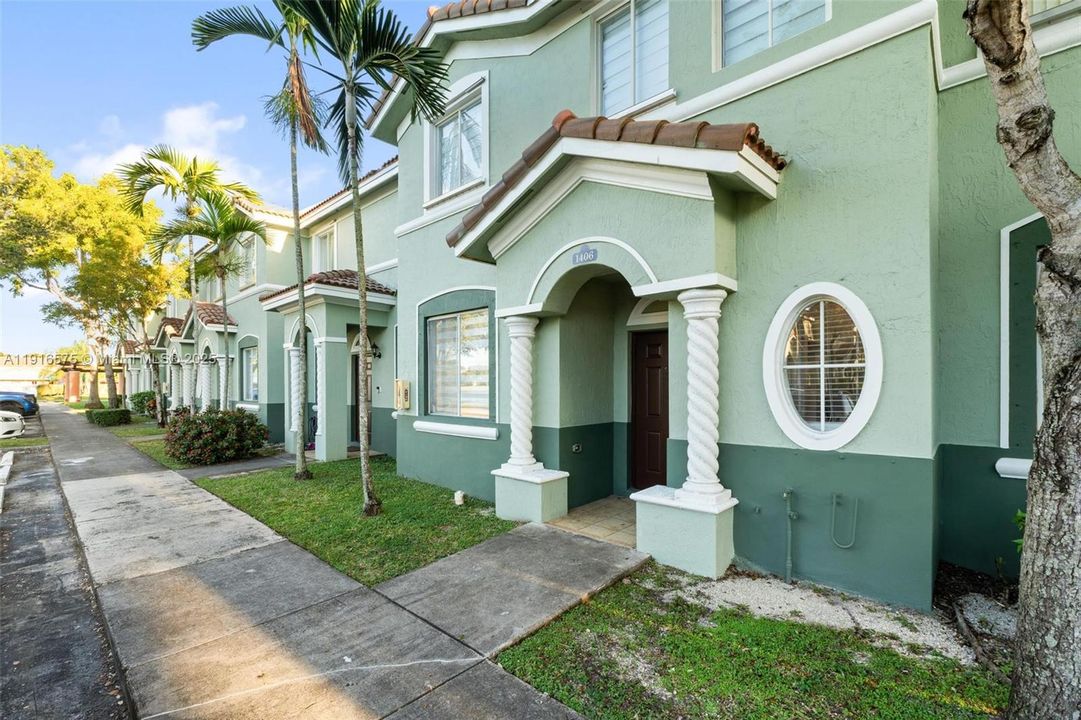 En Venta: $339,990 (4 camas, 3 baños, 1423 Pies cuadrados)