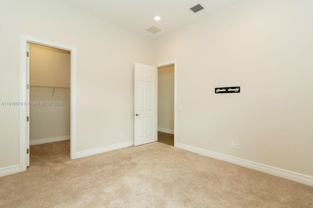 For Rent: $16,500 (5 beds, 6 baths, 4783 Square Feet)