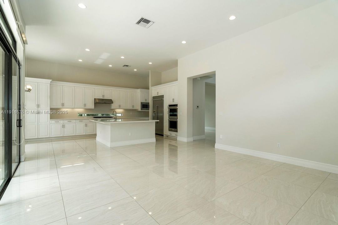 For Rent: $16,500 (5 beds, 6 baths, 4783 Square Feet)