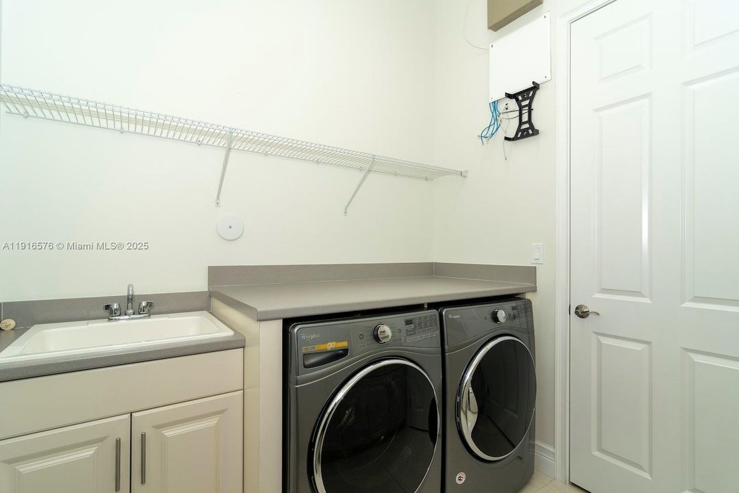 For Rent: $16,500 (5 beds, 6 baths, 4783 Square Feet)