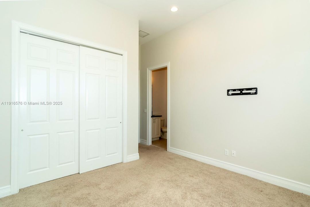 For Rent: $16,500 (5 beds, 6 baths, 4783 Square Feet)