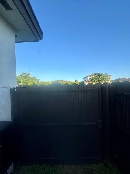 В аренду: $1,400 (1 спален, 1 ванн, 2638 Квадратных фут)