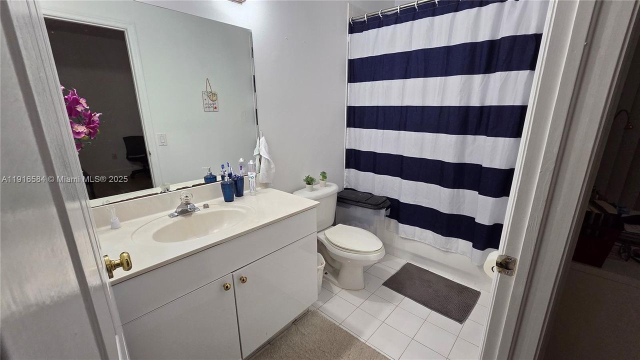 En Venta: $345,000 (2 camas, 2 baños, 1050 Pies cuadrados)