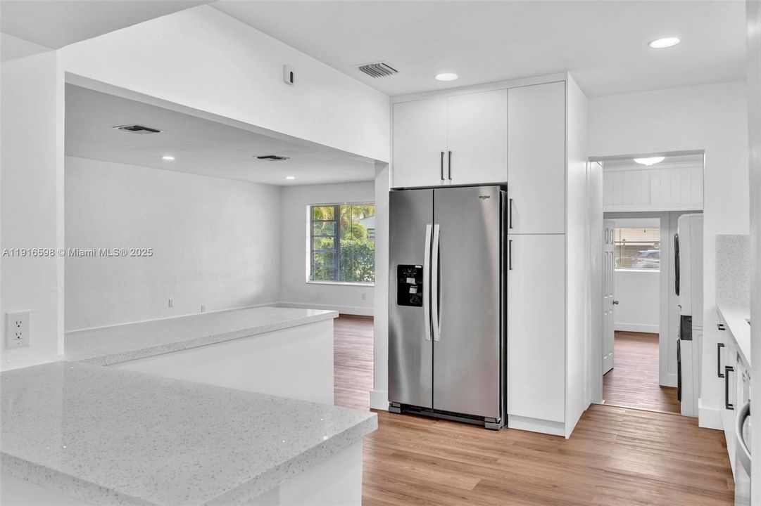 合同活跃: $850,000 (4 贝兹, 3 浴室, 1834 平方英尺)