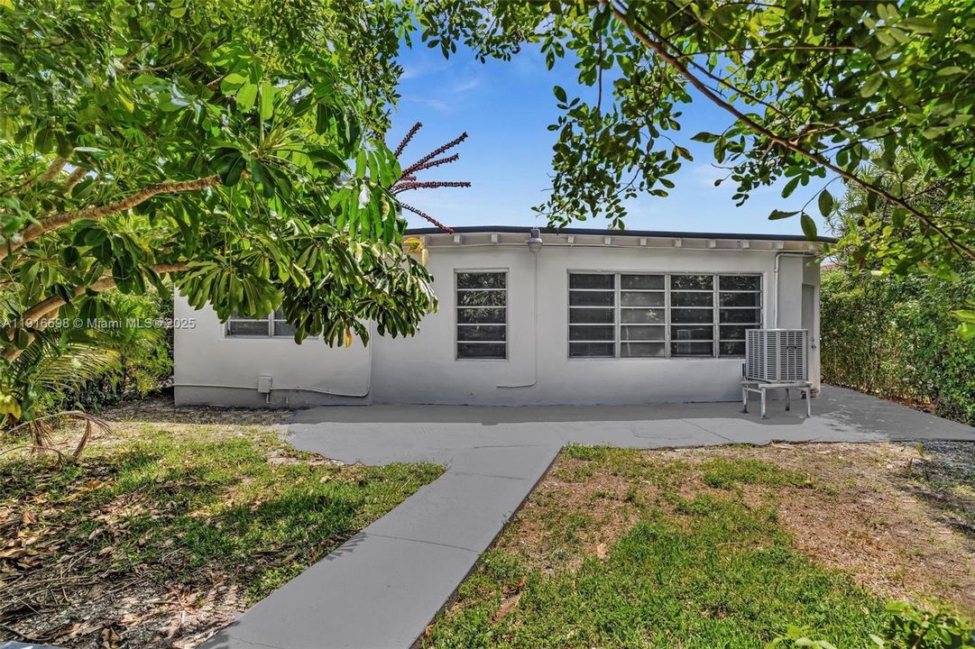 合同活跃: $850,000 (4 贝兹, 3 浴室, 1834 平方英尺)