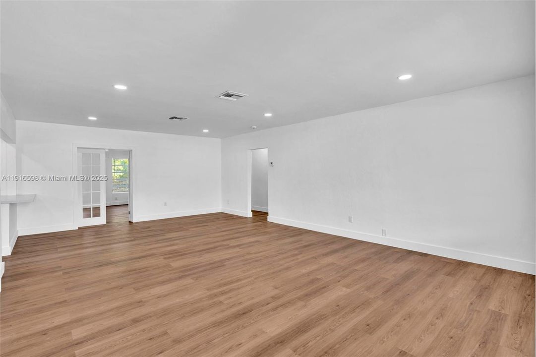 合同活跃: $850,000 (4 贝兹, 3 浴室, 1834 平方英尺)