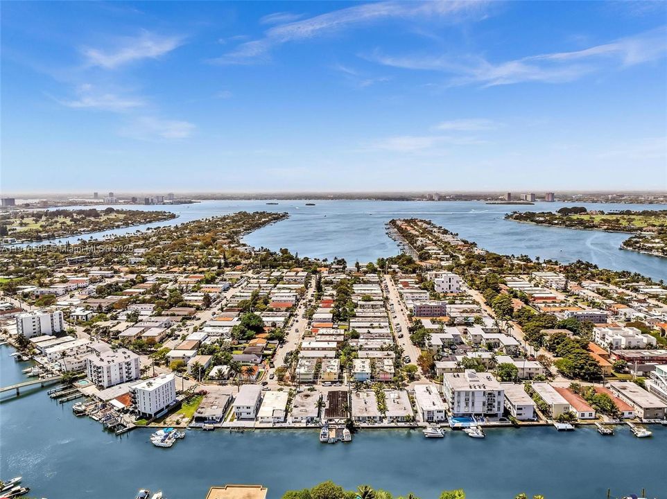 合同活跃: $850,000 (4 贝兹, 3 浴室, 1834 平方英尺)