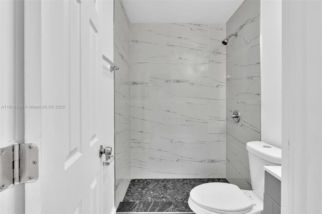 合同活跃: $850,000 (4 贝兹, 3 浴室, 1834 平方英尺)