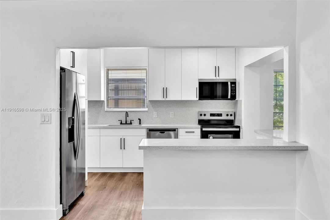 合同活跃: $850,000 (4 贝兹, 3 浴室, 1834 平方英尺)