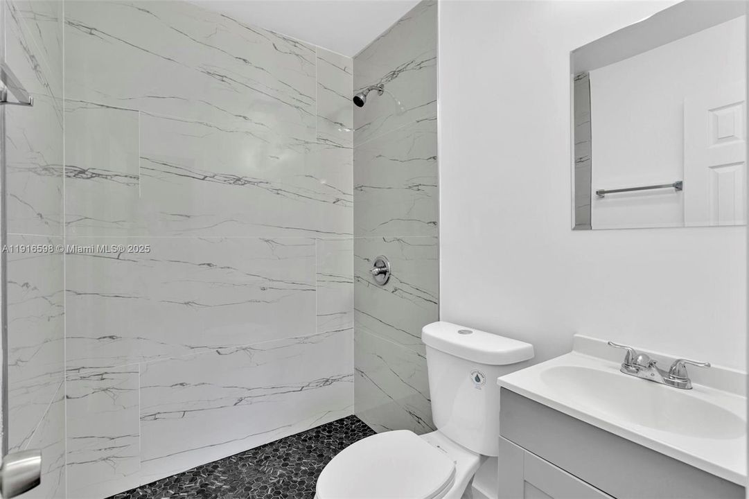 合同活跃: $850,000 (4 贝兹, 3 浴室, 1834 平方英尺)