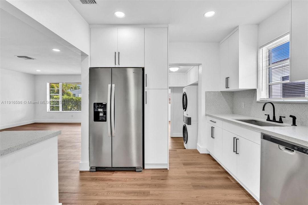 合同活跃: $850,000 (4 贝兹, 3 浴室, 1834 平方英尺)