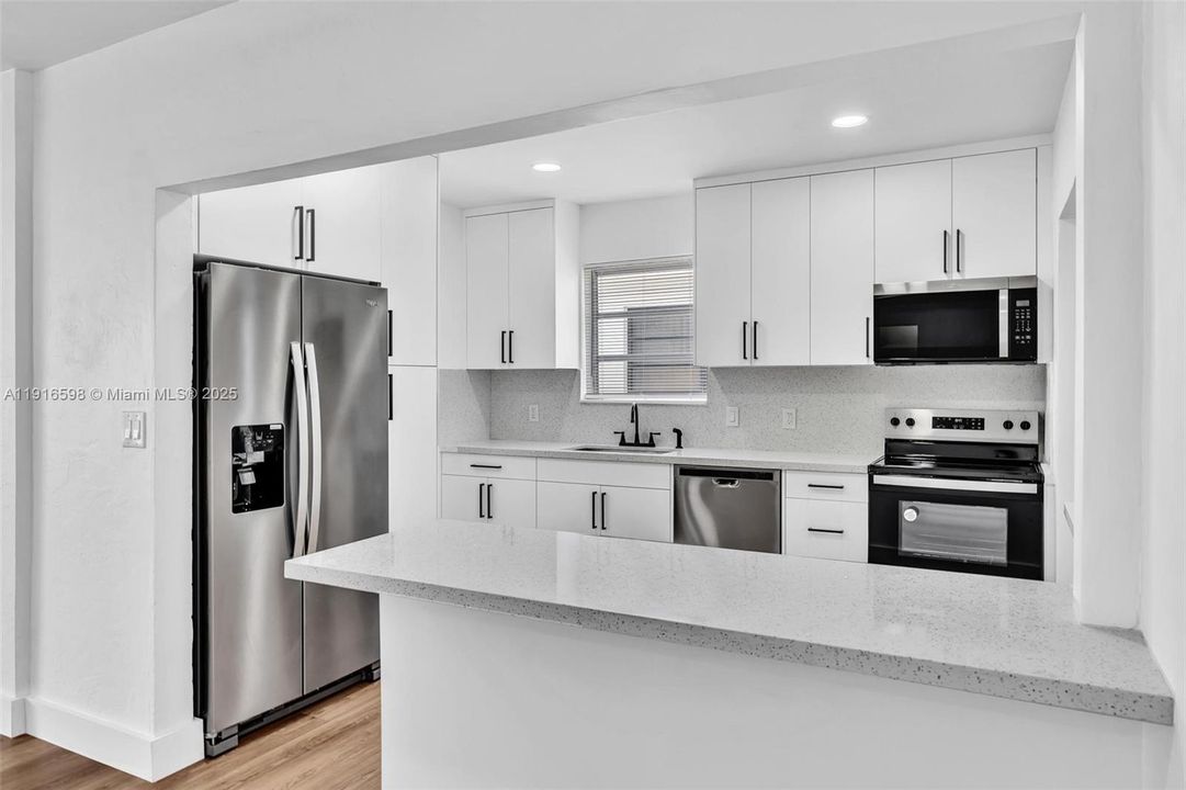 合同活跃: $850,000 (4 贝兹, 3 浴室, 1834 平方英尺)