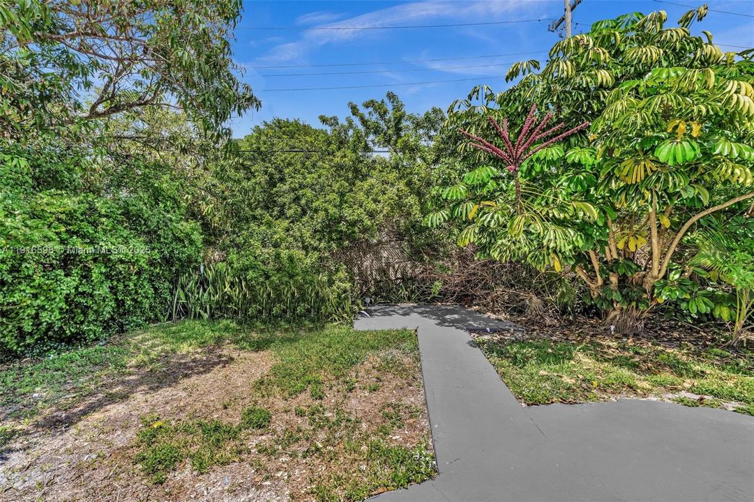 合同活跃: $850,000 (4 贝兹, 3 浴室, 1834 平方英尺)