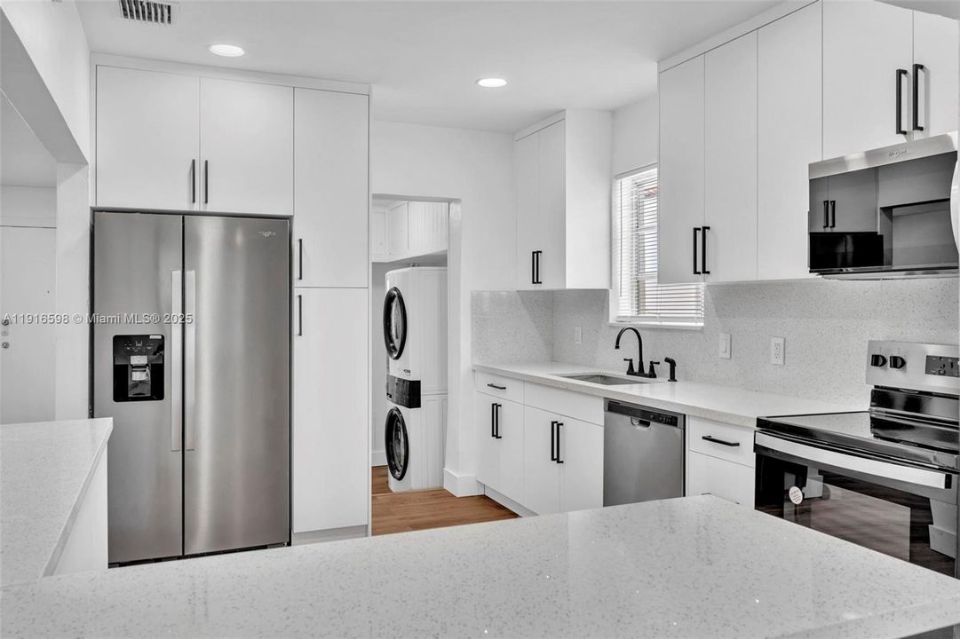 合同活跃: $850,000 (4 贝兹, 3 浴室, 1834 平方英尺)