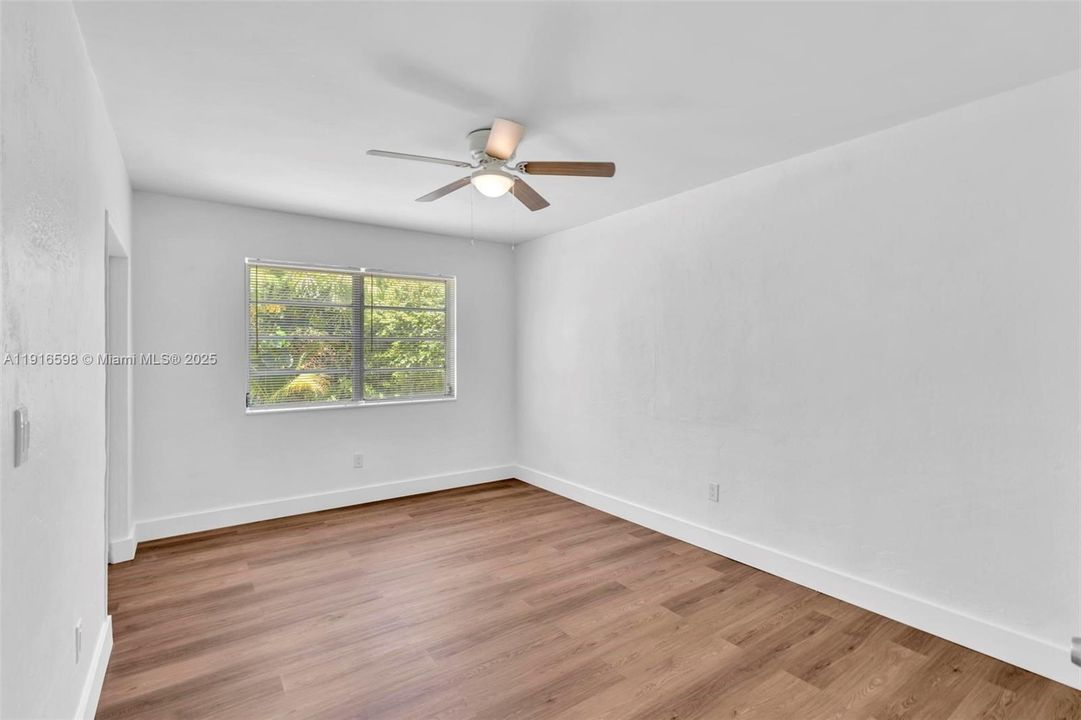 合同活跃: $850,000 (4 贝兹, 3 浴室, 1834 平方英尺)