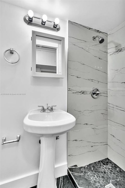 合同活跃: $850,000 (4 贝兹, 3 浴室, 1834 平方英尺)