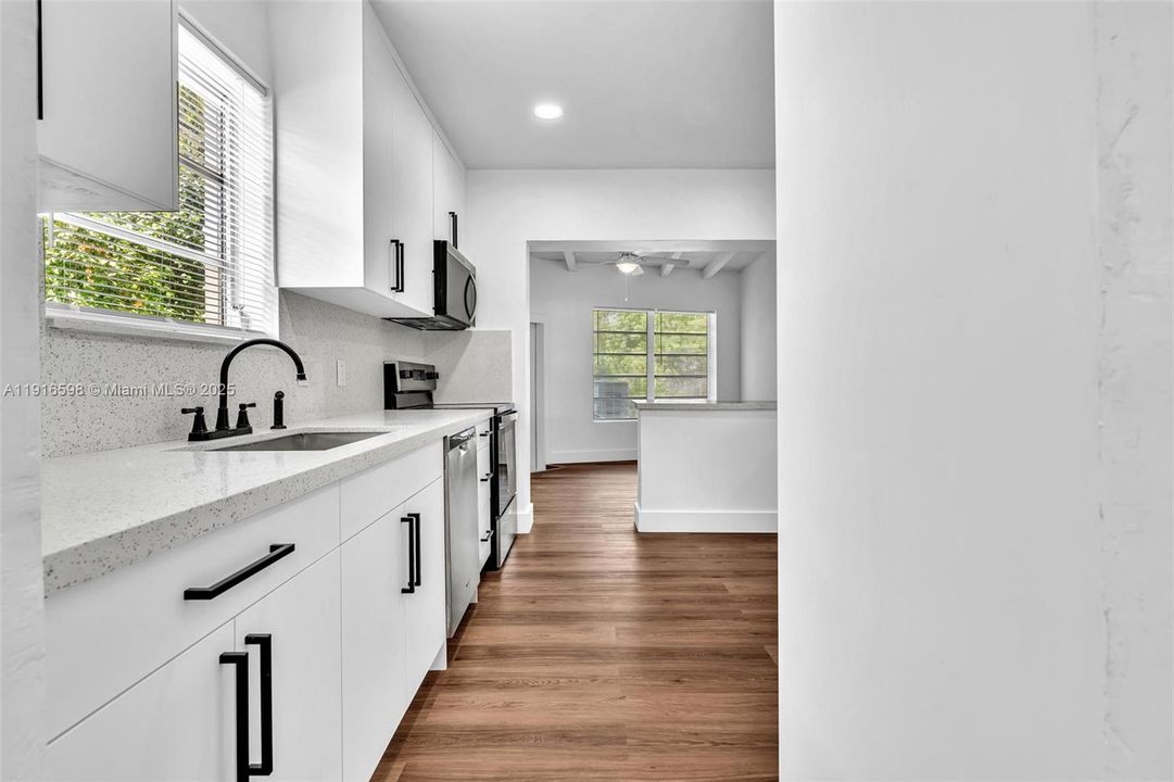 合同活跃: $850,000 (4 贝兹, 3 浴室, 1834 平方英尺)