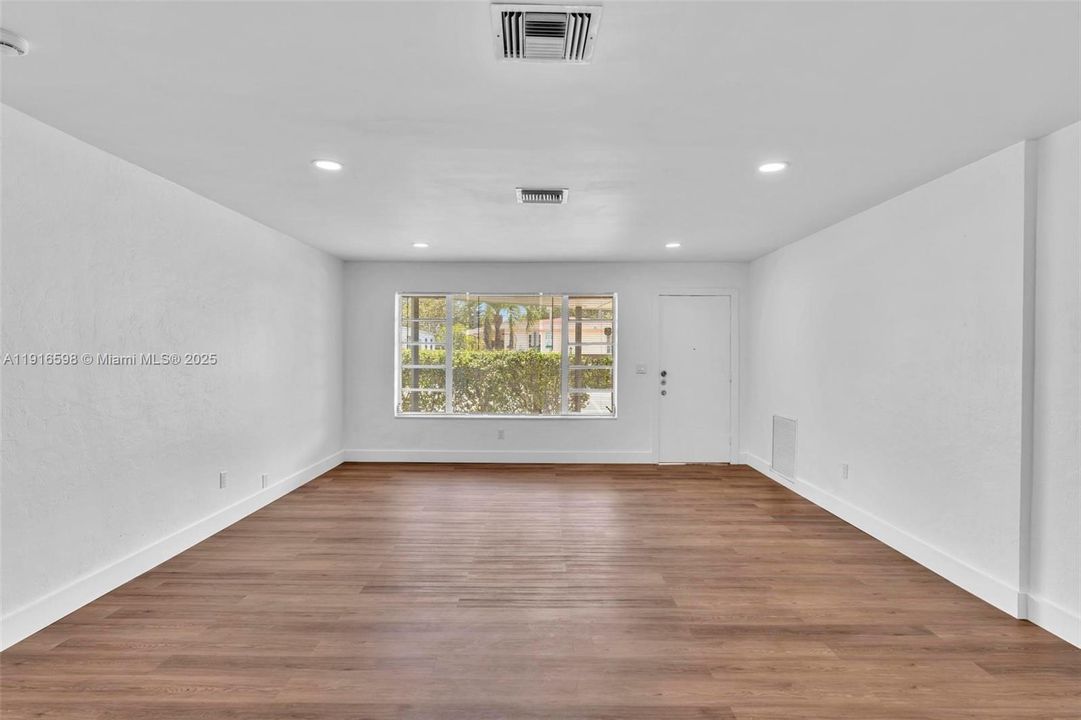 合同活跃: $850,000 (4 贝兹, 3 浴室, 1834 平方英尺)