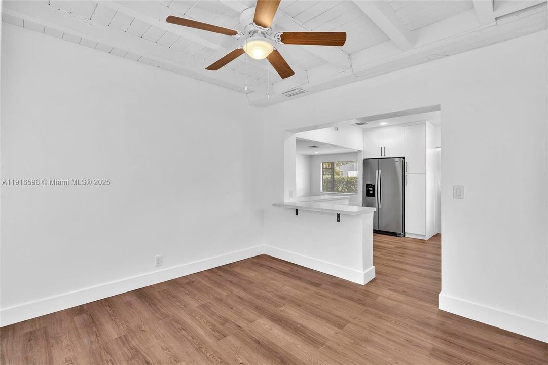 合同活跃: $850,000 (4 贝兹, 3 浴室, 1834 平方英尺)