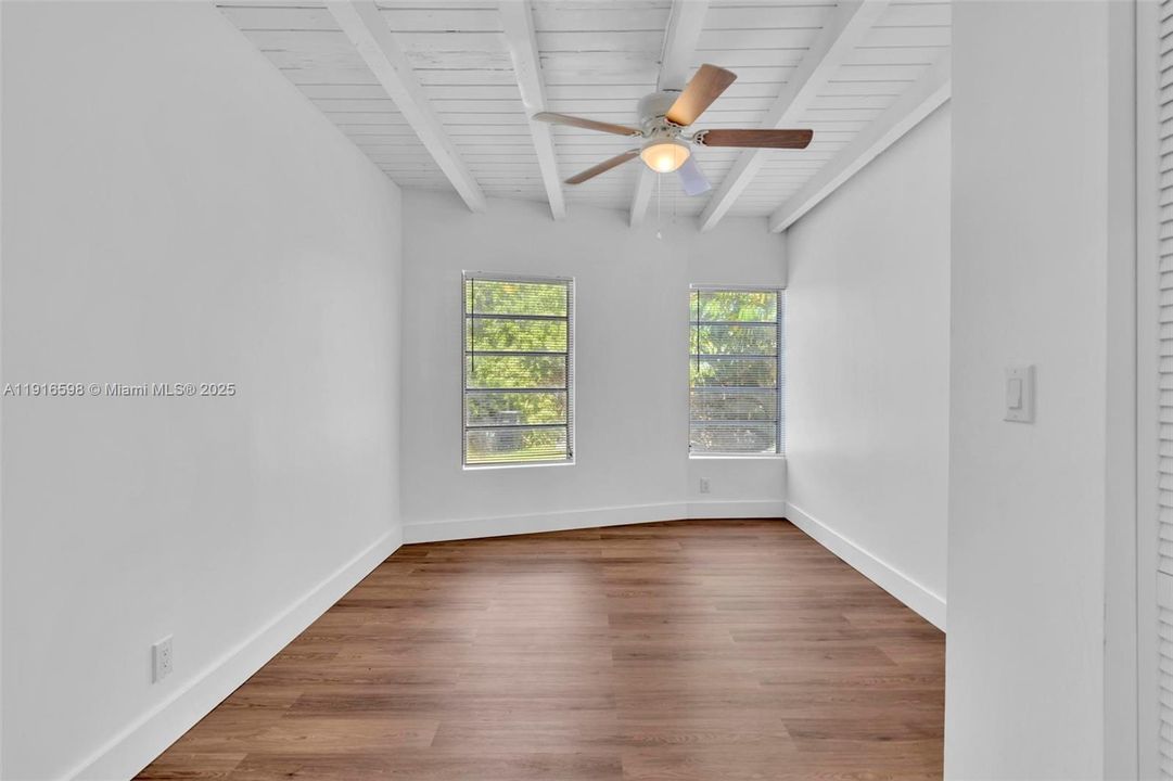 合同活跃: $850,000 (4 贝兹, 3 浴室, 1834 平方英尺)