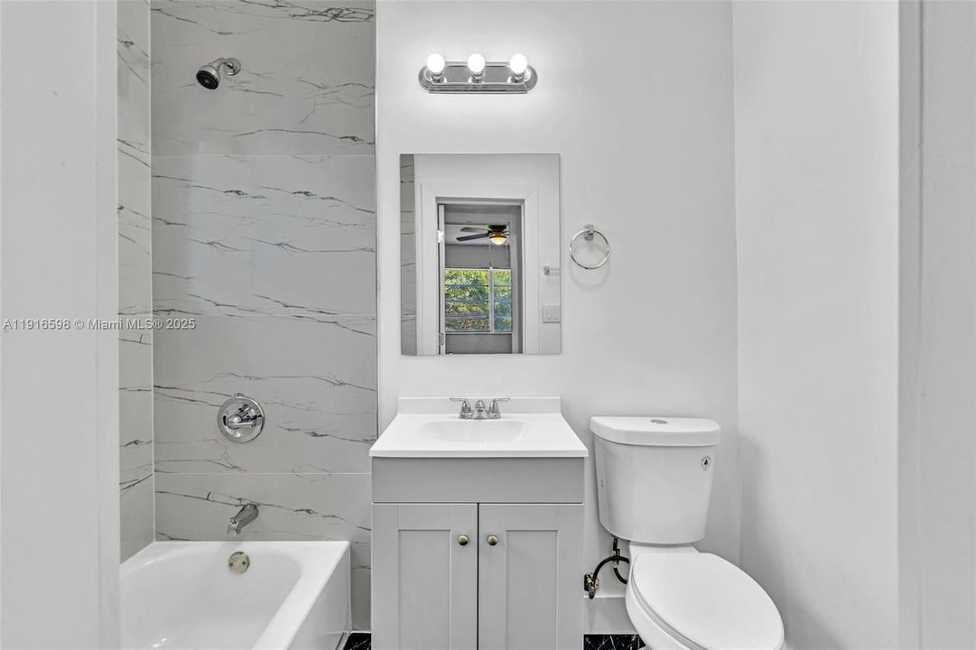 合同活跃: $850,000 (4 贝兹, 3 浴室, 1834 平方英尺)