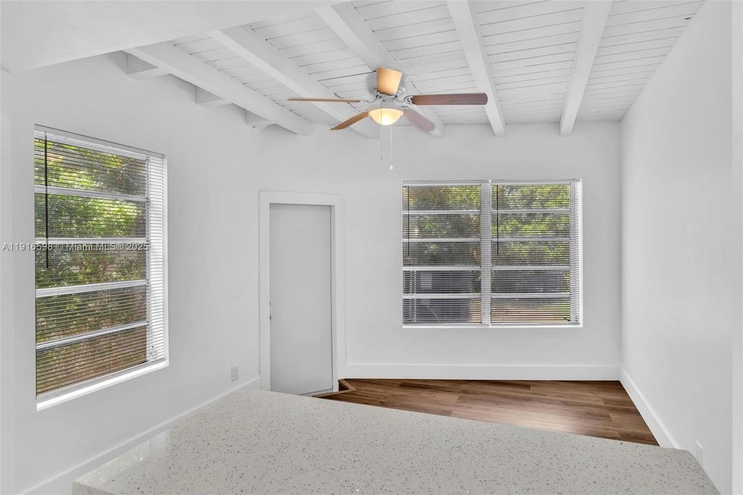 合同活跃: $850,000 (4 贝兹, 3 浴室, 1834 平方英尺)