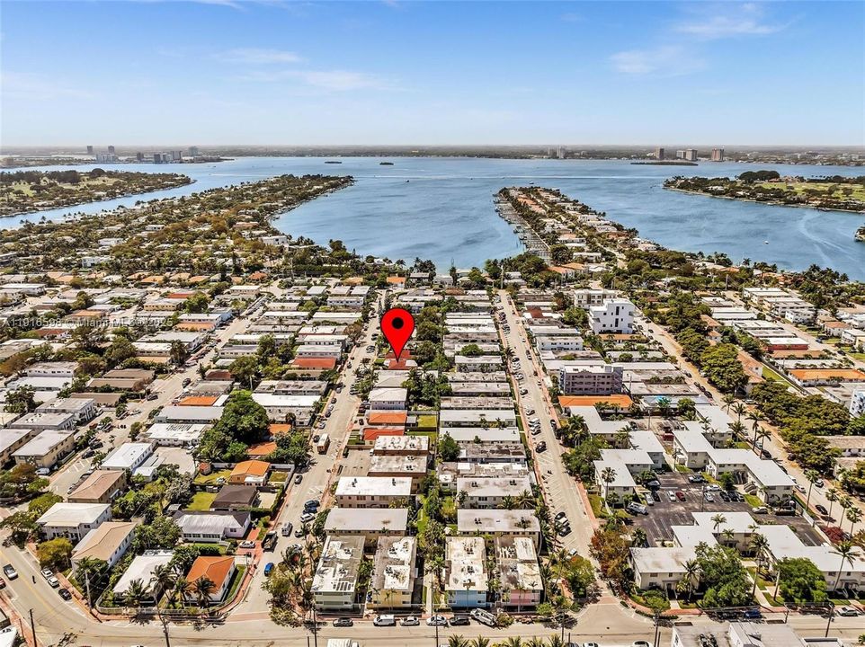 合同活跃: $850,000 (4 贝兹, 3 浴室, 1834 平方英尺)