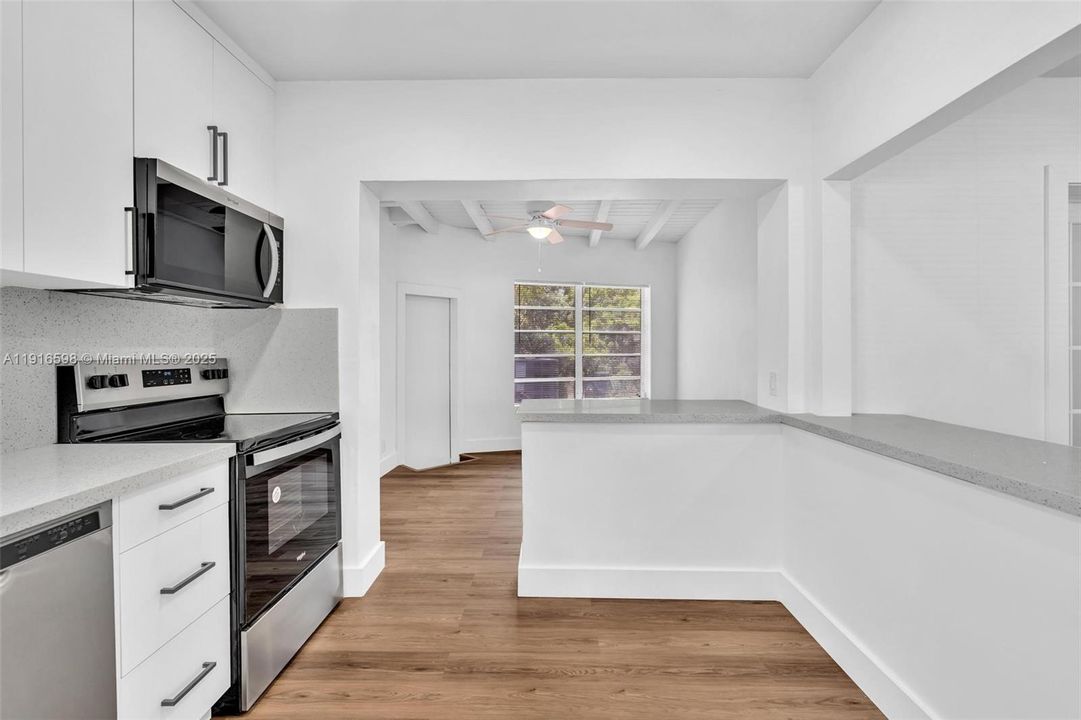 合同活跃: $850,000 (4 贝兹, 3 浴室, 1834 平方英尺)