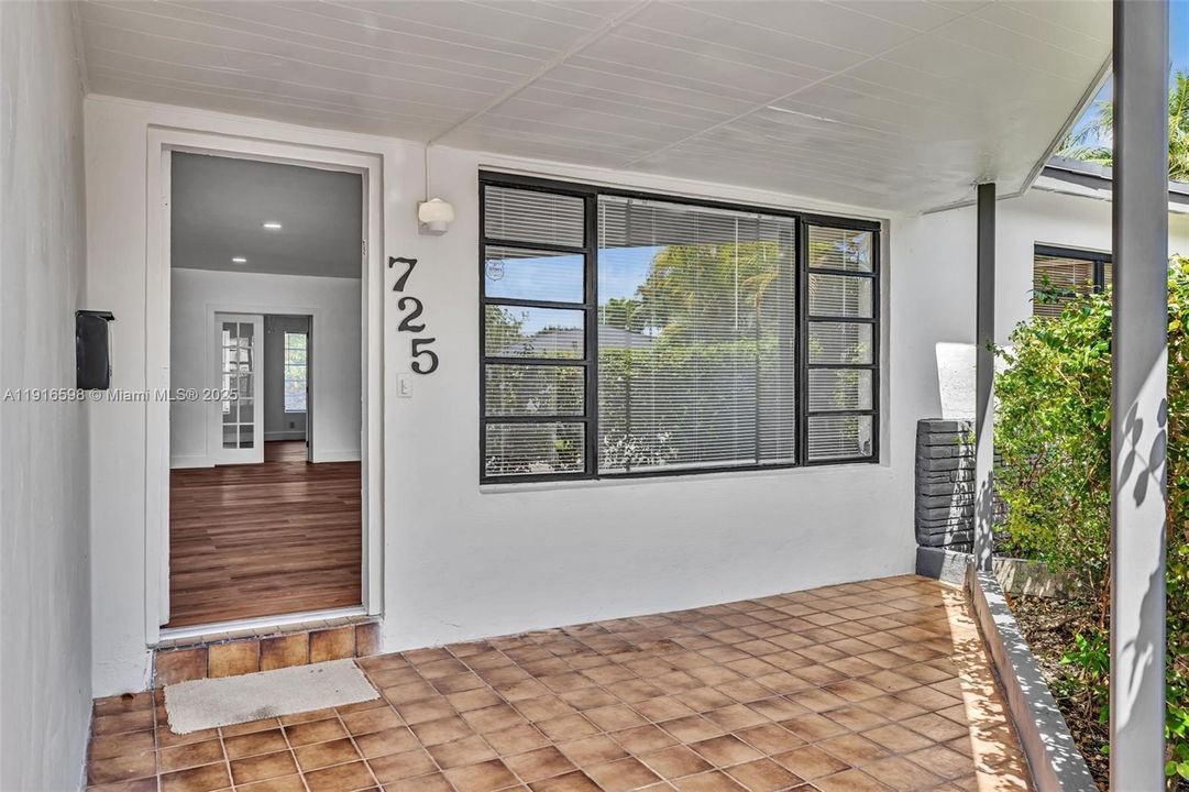 合同活跃: $850,000 (4 贝兹, 3 浴室, 1834 平方英尺)