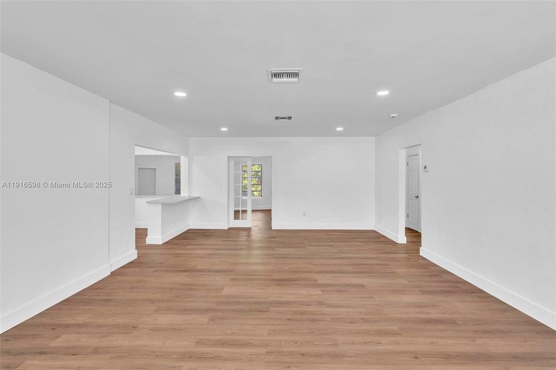 合同活跃: $850,000 (4 贝兹, 3 浴室, 1834 平方英尺)