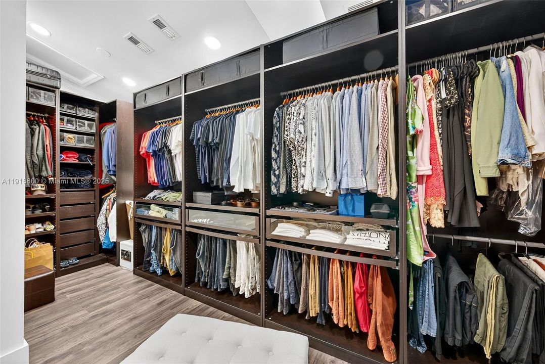 For Sale: $1,589,000 (5 beds, 3 baths, 4059 Square Feet)