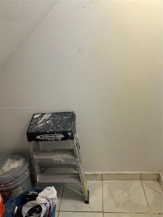 Active With Contract: $245,000 (2 beds, 1 baths, 940 Square Feet)