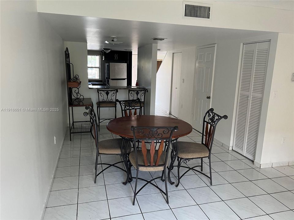Active With Contract: $245,000 (2 beds, 1 baths, 940 Square Feet)